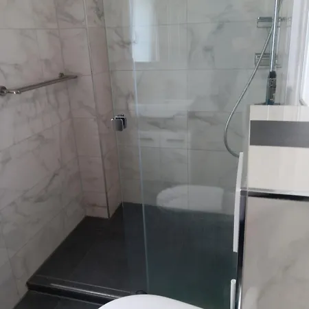 Apartment Zimmer In *